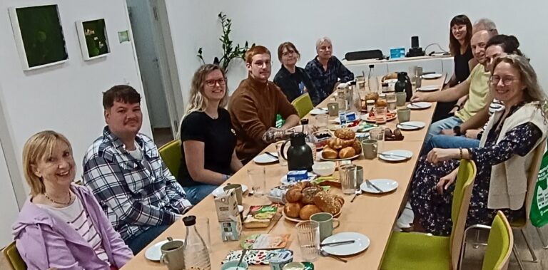 Gemeinsam frühstücken, ins Gespräch kommen und aktiv werden